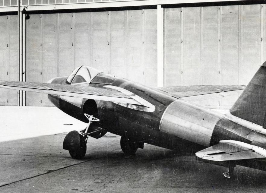 Первые реактивные истребители 1944-1954 гг.</p>
<p>III.
